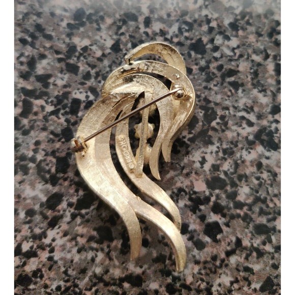 VINTAGE SIGNED BROOKS GOLD TWO-TONE SWIRLS WITH PEARLS 2" BROOCH PIN - Picture 2 of 4